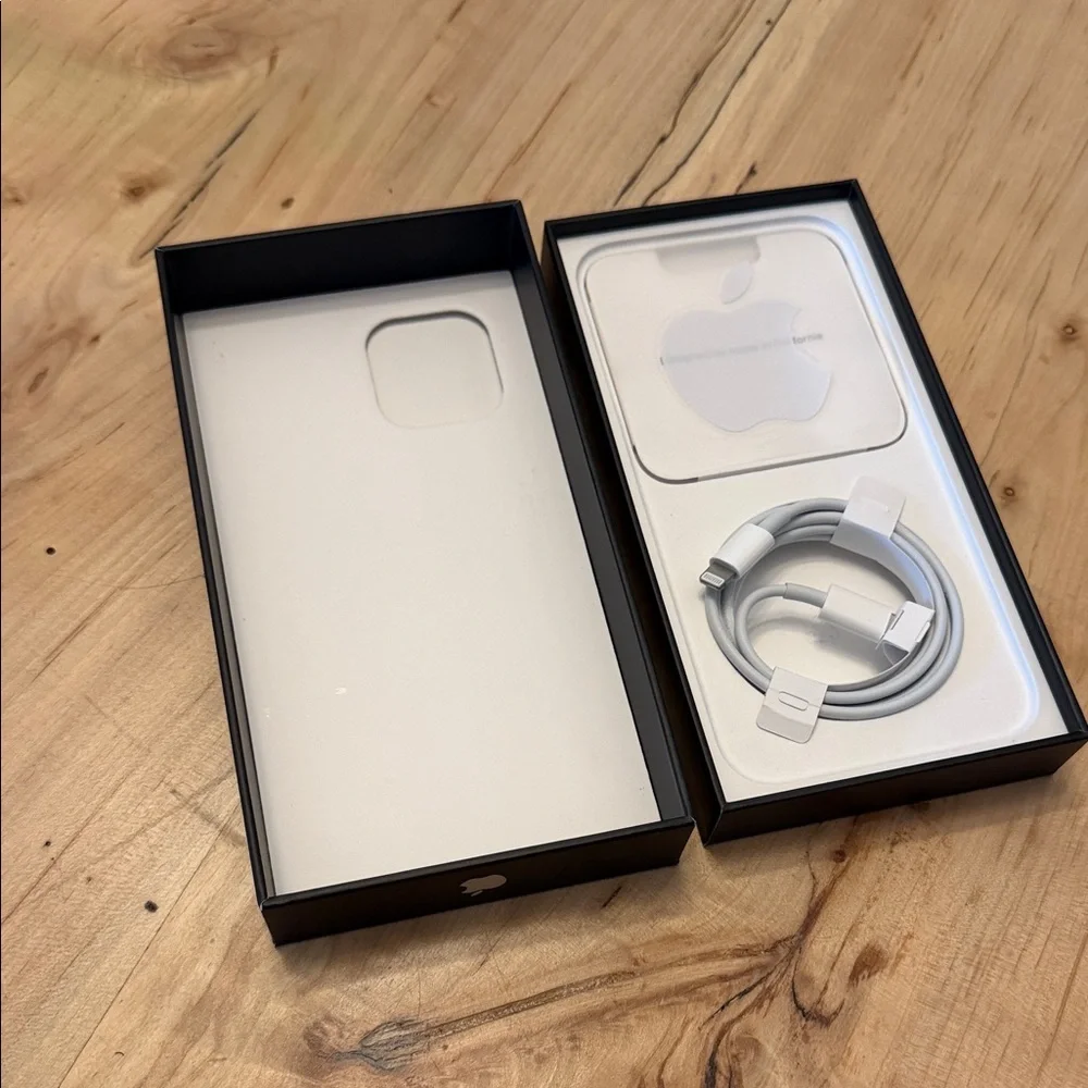Apple Lightning to USB-C Cable in White with Packaging Inserts